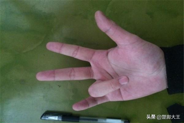 一支笔在下面来回倒转动是咋回事